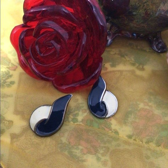 Vintage Navy & Cream Enamel Earrings Pierced Stud 1980’s - Picture 10 of 11